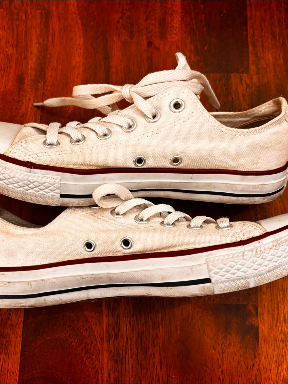 Converse Women’s 8 Low Top Sneakers in White EUC - Picture 2 of 7